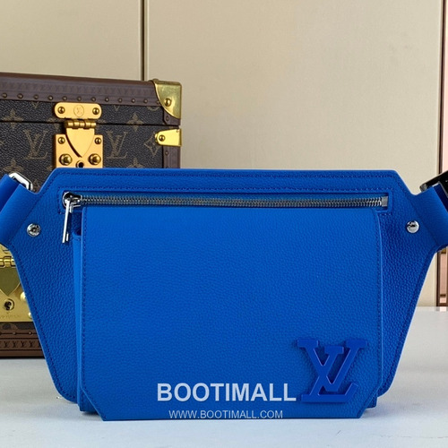 루이비통 에어로그램 슬링백 그레인 카프스킨 레더 LV 메탈 로고 인디고 크로스백 Louis Vuitton Aerogram Sling Bag Grain Calfskin Leather LV Metal Logo Indigo Crossbody Bag M22665 30cm