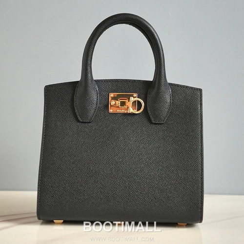 페라가모 스튜디오 카프스킨 간치니 미니 토트 숄더백 Ferragamo Studio Calfskin Gancini Mini Tote Shoulder Bag 211424 22cm