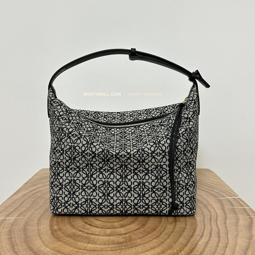Loewe 로에베 2023 아나그램 자카드 큐비백 31 cm