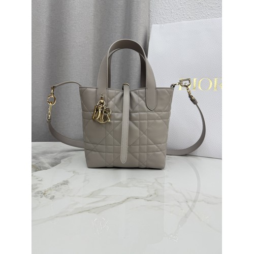 디올 투주르 레더 CD락 카나쥬 아이보리 토트백 Dior Toujours Leather CD Lock Cannage Ivory Tote Bag M2835 18.5cm
