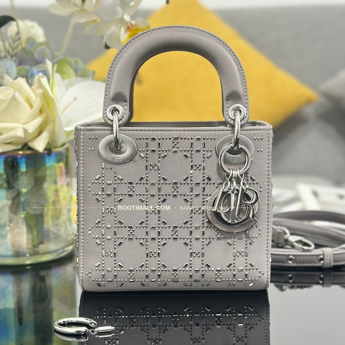 디올 레이디 디올 새틴 까나쥬 크리스탈 자수 D.I.O.R 참 미니 체인 숄더백 Dior Lady Dior Satin Cannage Crystal Embroidered D.I.O.R Charm Mini Chain Shoulder Bag M0505 17cm