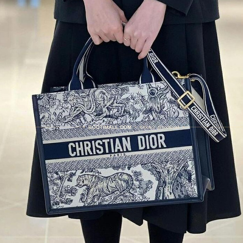 디올 오블리크 자수 캔버스 스트랩 미디엄 토트백 Dior Oblique Embroidered Canvas Strap Medium Tote Bag 36cm