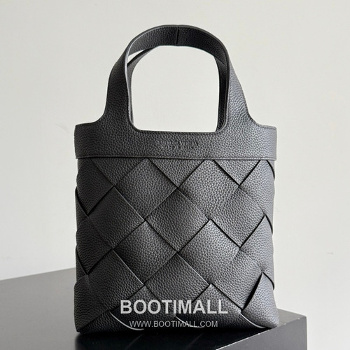 Bottega Veneta Diago Intrecciato Grained Calfskin Leather Black Crossbody Shoulder Bag 보테가베네타 디아고 인트레치아토 그레인 카프스킨 레더 블랙 크로스바디 숄더백 20145019 25cm