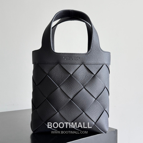 Bottega Veneta Diago Intrecciato Grained Calfskin Leather Black Crossbody Shoulder Bag 보테가베네타 디아고 인트레치아토 그레인 카프스킨 레더 블랙 크로스바디 숄더백 20145019 25cm