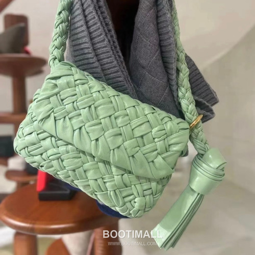 Bottega Veneta Kalimero Citta Intrecciato Calfskin Leather Black Knot Shoulder Bag 보테가베네타 칼리메로 치타 인트레치아토 카프스킨 레더 블랙 매듭 숄더백 20192380 25cm