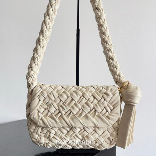 Bottega Veneta Kalimero Citta Intrecciato Calfskin Leather Black Knot Shoulder Bag 보테가베네타 칼리메로 치타 인트레치아토 카프스킨 레더 블랙 매듭 숄더백 20192380 25cm