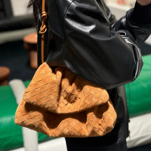 Bottega Veneta Dustbag Giorno Intrecciato Suede Calfskin Leather Black Drawstring Shoulder Bag 보테가베네타 더스트백 지오르노 인트레치아토 스웨이드 카프스킨 레더 블랙 드로스트링 숄더백 33cm