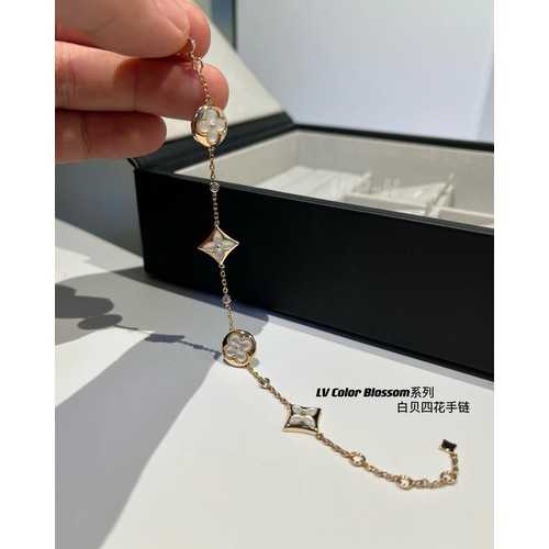 루이비통 컬러 블라썸 화이트 자개 플라워 V 골드 브레이슬릿 Louis Vuitton Color Blossom White Mother of Pearl Flower V Gold Bracelet