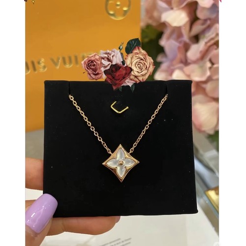 루이비통 모노그램 플라워 화이트 자개 V 골드 네크리스 Louis Vuitton Monogram Flower White Mother of Pearl V Gold Necklace