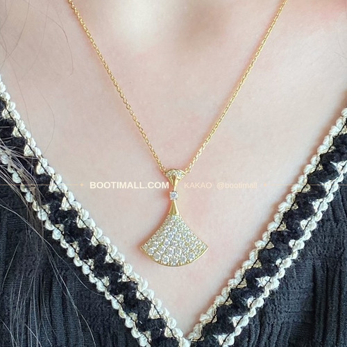 불가리 디바스 드림 팬 쉐입 풀 다이아 V 골드 네크리스 Bulgari Divas' Dream Fan Shape Full Diamond V Gold Necklace 5140270