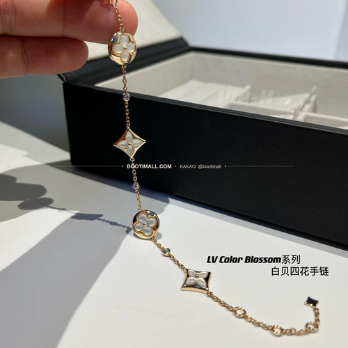 루이비통 컬러 블라썸 화이트 자개 플라워 V 골드 브레이슬릿 Louis Vuitton Color Blossom White Mother of Pearl Flower V Gold Bracelet