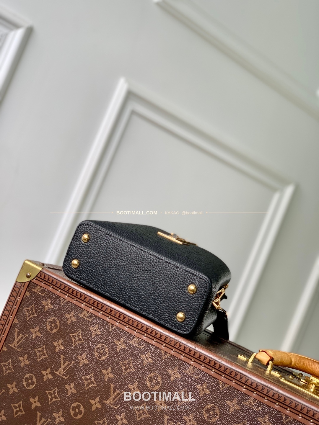 루이비통 카퓌신 미니 타우릴론 레더 체인 디테일 블랙 토트백 Louis Vuitton Capucines Mini Taurillon Leather Chain Detail Black Top Handle Bag M14970 21cm 4