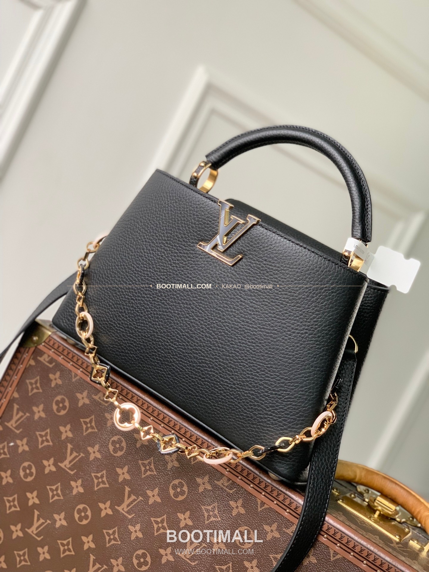 루이비통 카퓌신 미디움 타우릴론 레더 체인 디테일 블랙 토트백 Louis Vuitton Capucines Medium Taurillon Leather Chain Detail Black Top Handle Bag M14970 31.5cm 1