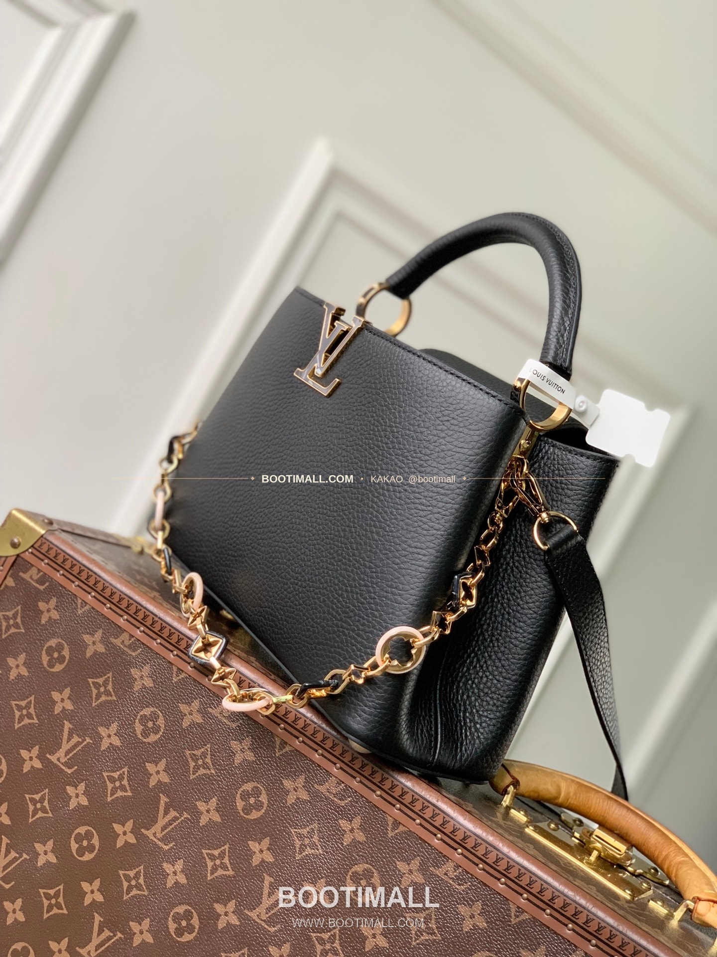 루이비통 카퓌신 미디움 타우릴론 레더 체인 디테일 블랙 토트백 Louis Vuitton Capucines Medium Taurillon Leather Chain Detail Black Top Handle Bag M14970 31.5cm 2