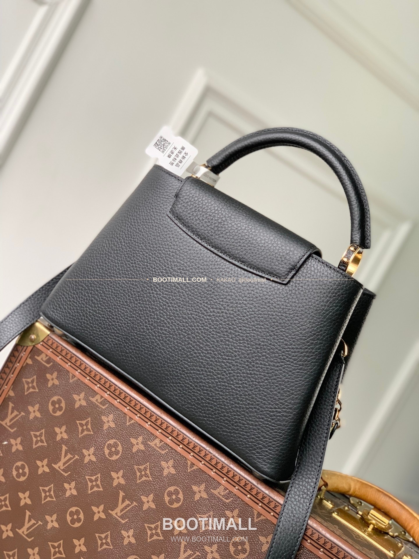 루이비통 카퓌신 미디움 타우릴론 레더 체인 디테일 블랙 토트백 Louis Vuitton Capucines Medium Taurillon Leather Chain Detail Black Top Handle Bag M14970 31.5cm 3