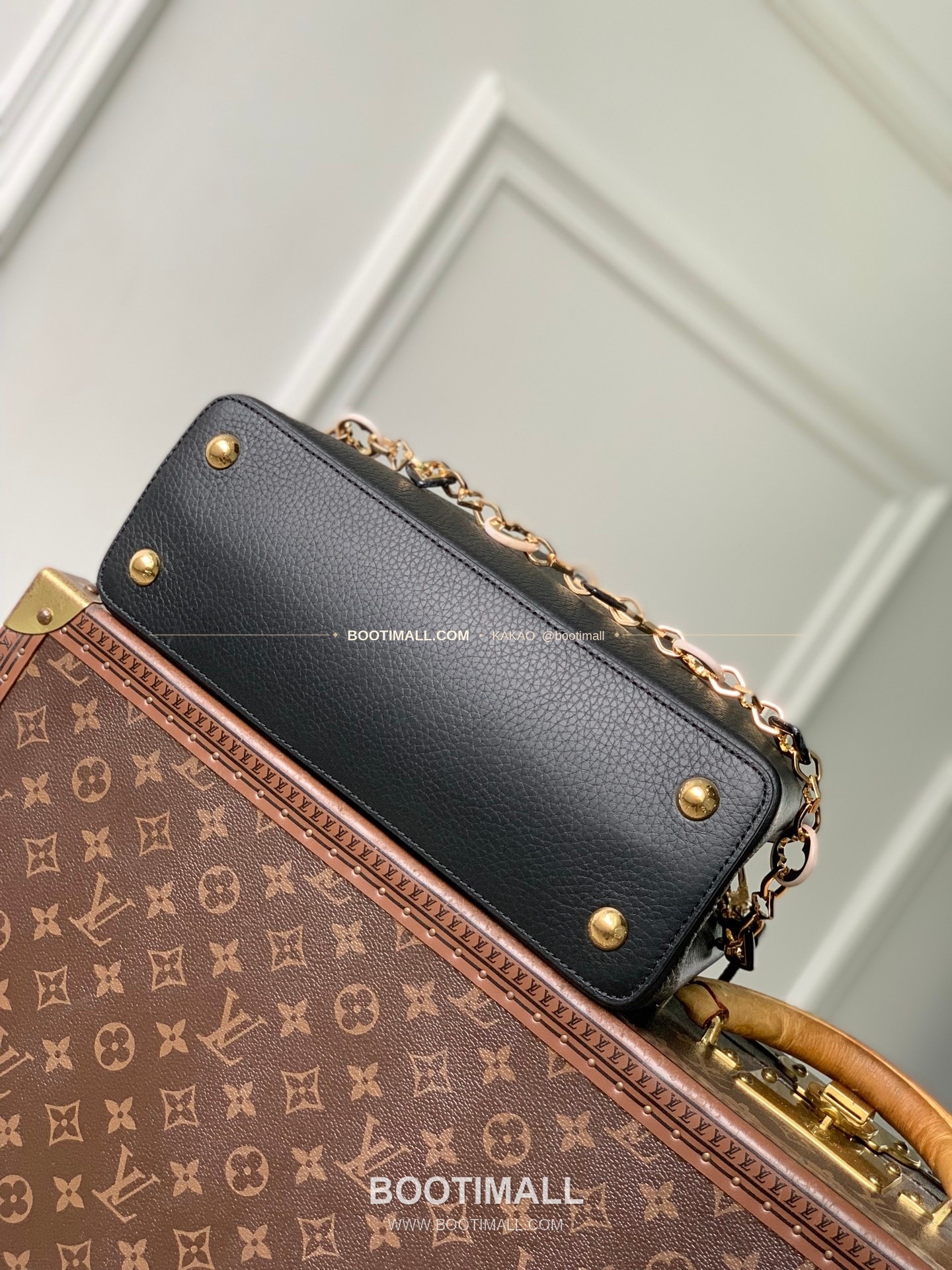 루이비통 카퓌신 미디움 타우릴론 레더 체인 디테일 블랙 토트백 Louis Vuitton Capucines Medium Taurillon Leather Chain Detail Black Top Handle Bag M14970 31.5cm 4