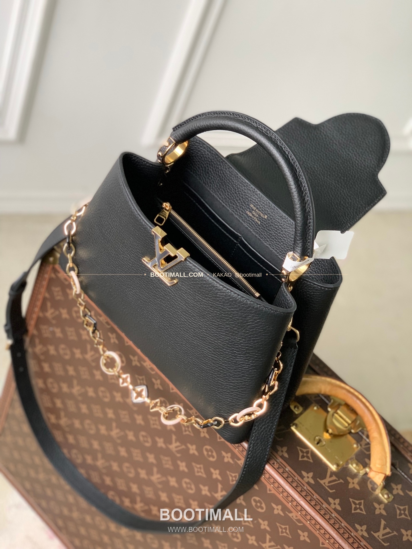루이비통 카퓌신 미디움 타우릴론 레더 체인 디테일 블랙 토트백 Louis Vuitton Capucines Medium Taurillon Leather Chain Detail Black Top Handle Bag M14970 31.5cm 11