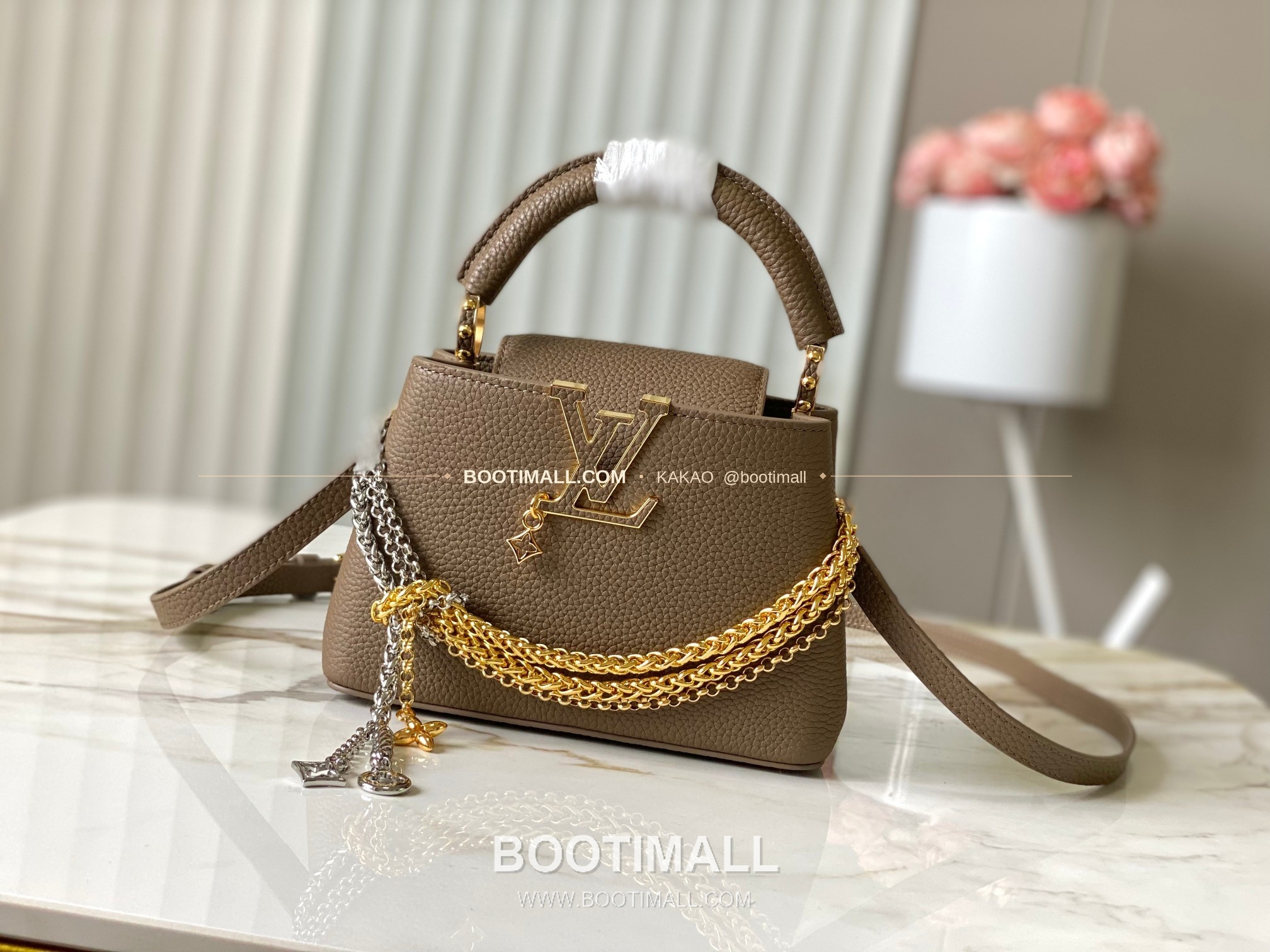 루이비통 카퓌신 미니 타우릴론 레더 체인 디테일 카키 토트백 Louis Vuitton Capucines Mini Taurillon Leather Chain Detail Khaki Top Handle Bag M27312 21cm 1