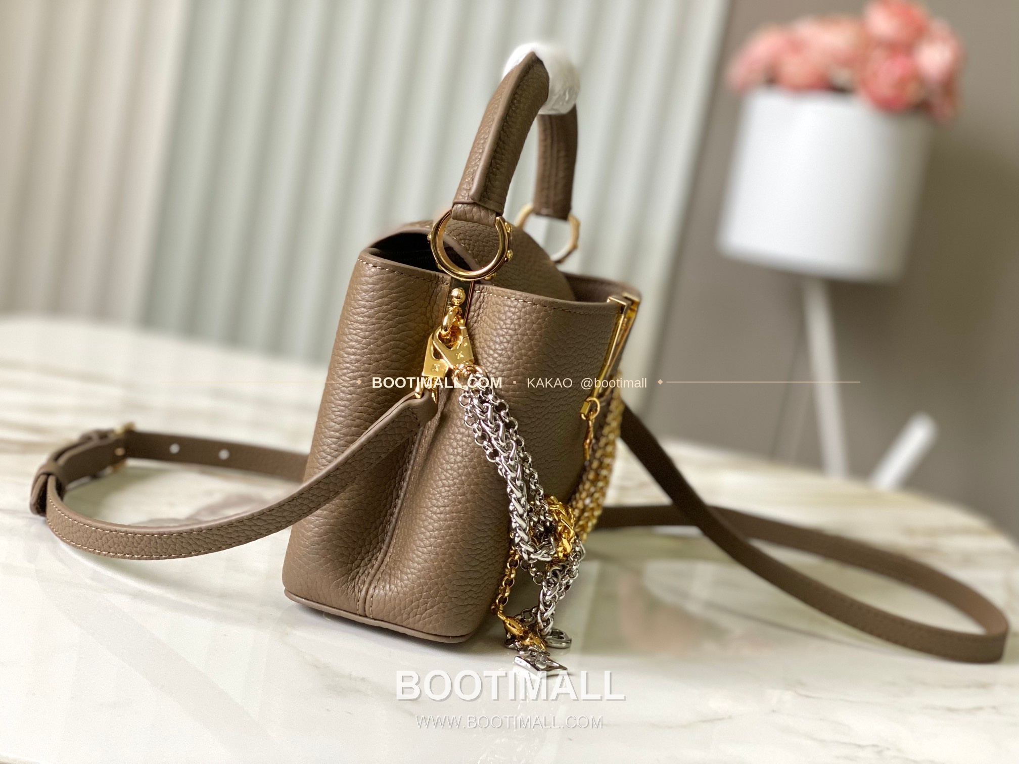 루이비통 카퓌신 미니 타우릴론 레더 체인 디테일 카키 토트백 Louis Vuitton Capucines Mini Taurillon Leather Chain Detail Khaki Top Handle Bag M27312 21cm 2