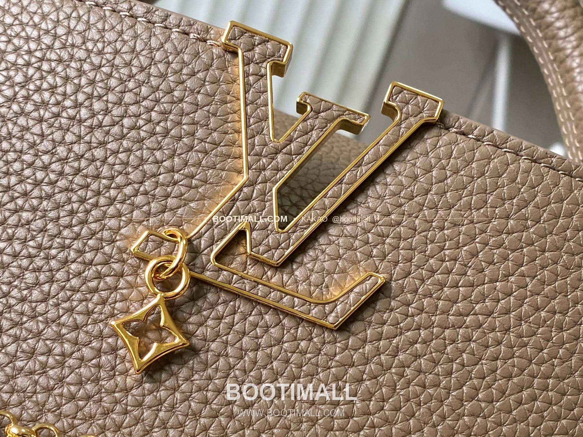 루이비통 카퓌신 미니 타우릴론 레더 체인 디테일 카키 토트백 Louis Vuitton Capucines Mini Taurillon Leather Chain Detail Khaki Top Handle Bag M27312 21cm 4