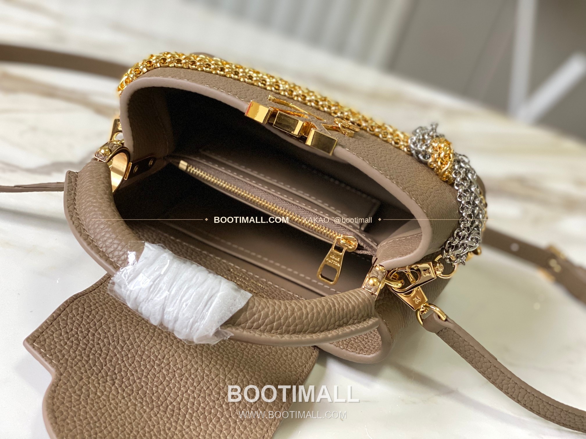 루이비통 카퓌신 미니 타우릴론 레더 체인 디테일 카키 토트백 Louis Vuitton Capucines Mini Taurillon Leather Chain Detail Khaki Top Handle Bag M27312 21cm 6
