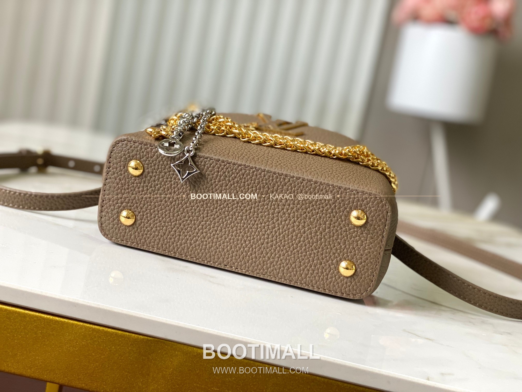 루이비통 카퓌신 미니 타우릴론 레더 체인 디테일 카키 토트백 Louis Vuitton Capucines Mini Taurillon Leather Chain Detail Khaki Top Handle Bag M27312 21cm 9