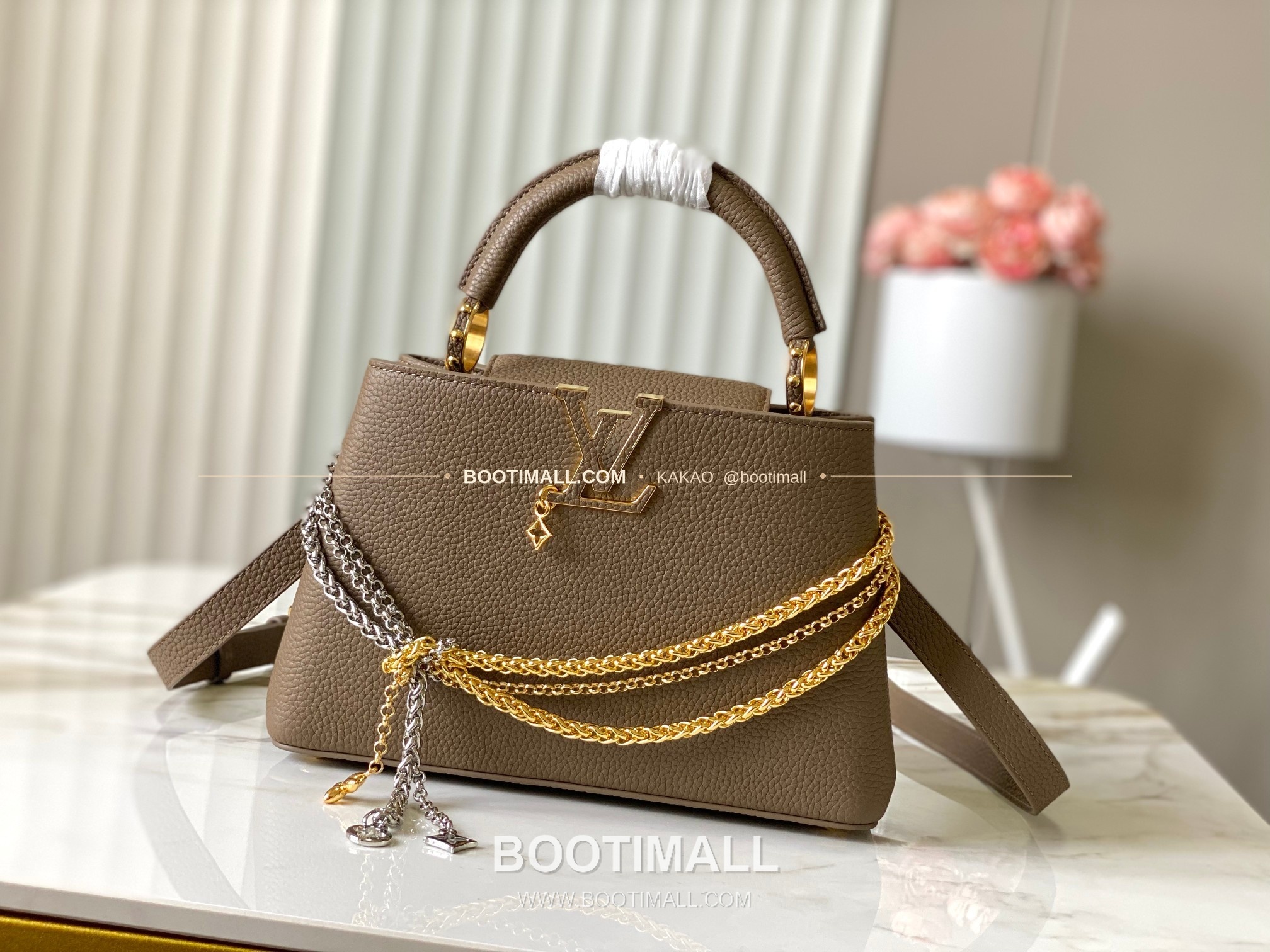 루이비통 카퓌신 스몰 타우릴론 레더 체인 디테일 카키 토트백 Louis Vuitton Capucines Small Taurillon Leather Chain Detail Khaki Top Handle Bag M27312 27cm 1