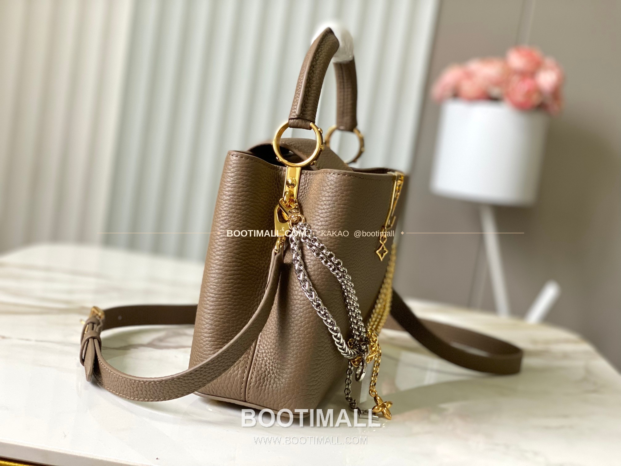 루이비통 카퓌신 스몰 타우릴론 레더 체인 디테일 카키 토트백 Louis Vuitton Capucines Small Taurillon Leather Chain Detail Khaki Top Handle Bag M27312 27cm 2