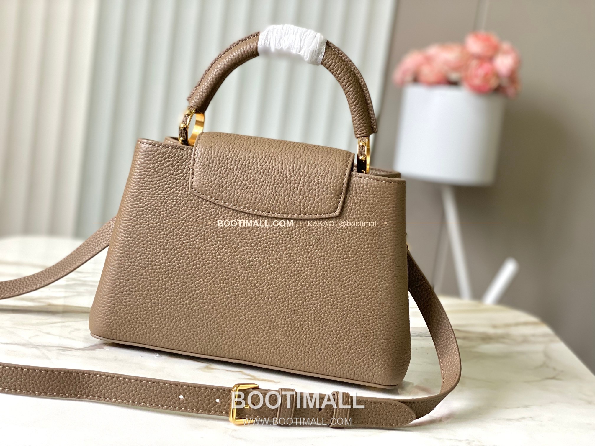 루이비통 카퓌신 스몰 타우릴론 레더 체인 디테일 카키 토트백 Louis Vuitton Capucines Small Taurillon Leather Chain Detail Khaki Top Handle Bag M27312 27cm 3