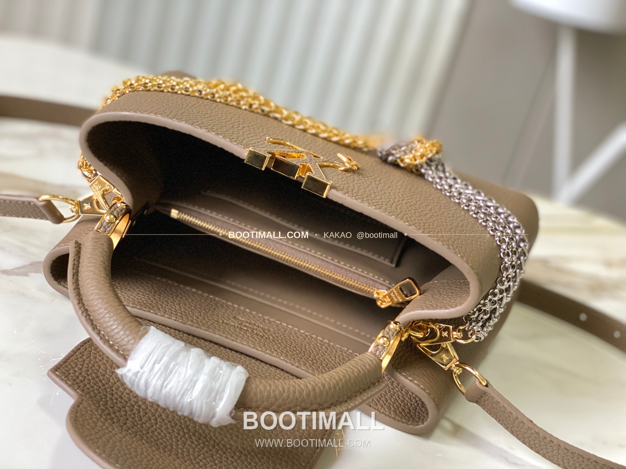 루이비통 카퓌신 스몰 타우릴론 레더 체인 디테일 카키 토트백 Louis Vuitton Capucines Small Taurillon Leather Chain Detail Khaki Top Handle Bag M27312 27cm 5