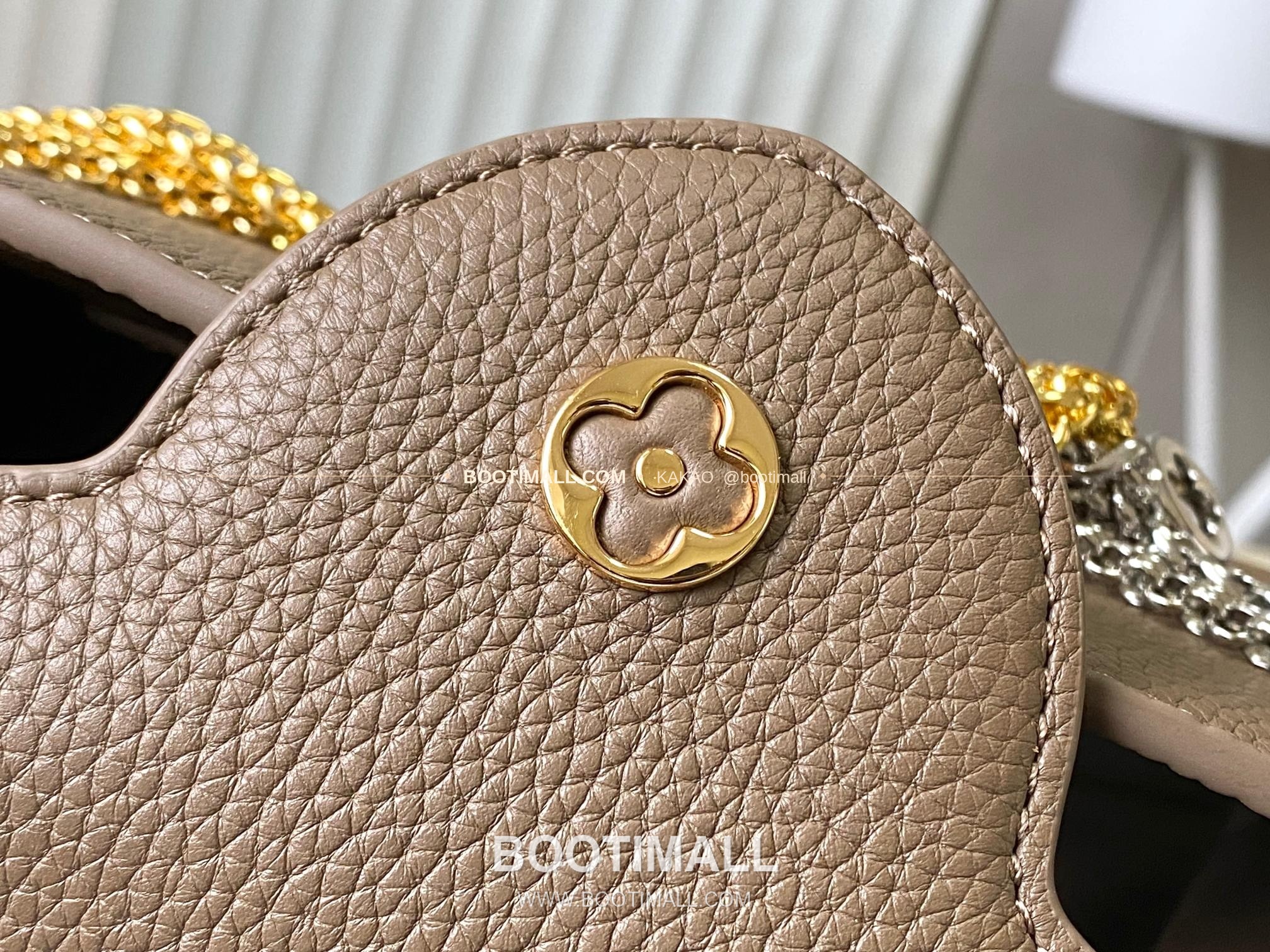 루이비통 카퓌신 스몰 타우릴론 레더 체인 디테일 카키 토트백 Louis Vuitton Capucines Small Taurillon Leather Chain Detail Khaki Top Handle Bag M27312 27cm 8