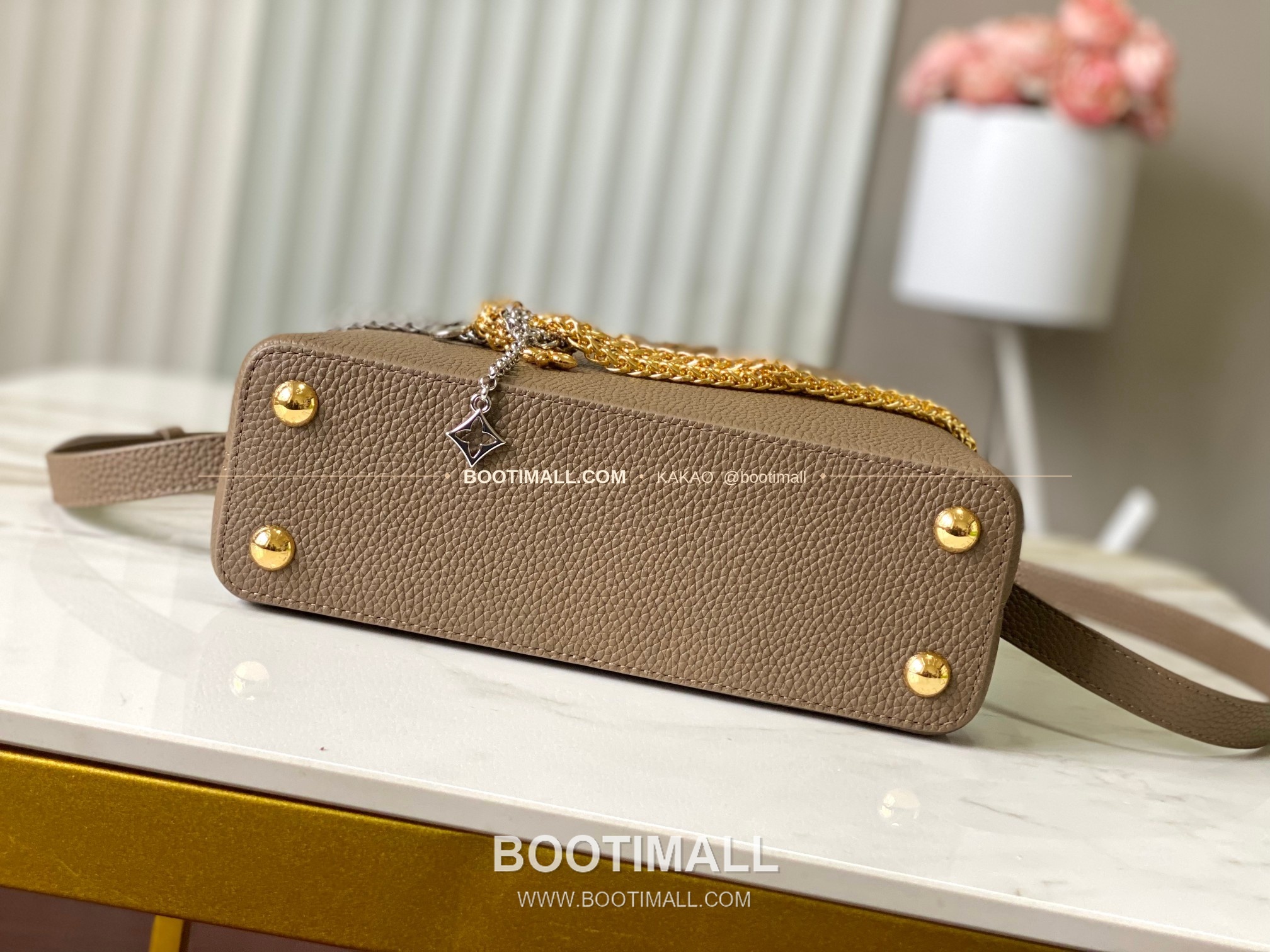 루이비통 카퓌신 스몰 타우릴론 레더 체인 디테일 카키 토트백 Louis Vuitton Capucines Small Taurillon Leather Chain Detail Khaki Top Handle Bag M27312 27cm 9