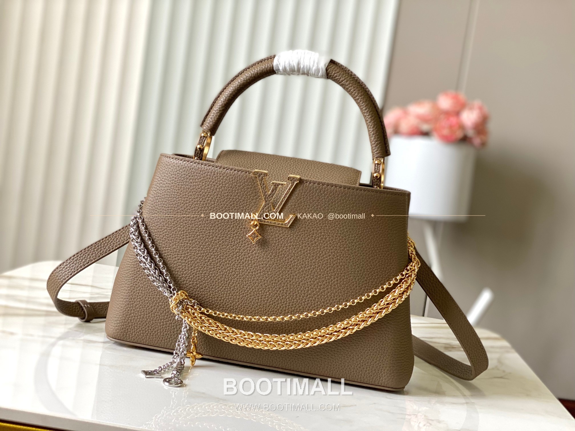 루이비통 카퓌신 미디움 타우릴론 레더 체인 디테일 카키 토트백 Louis Vuitton Capucines Medium Taurillon Leather Chain Detail Khaki Top Handle Bag M27312 31cm 1