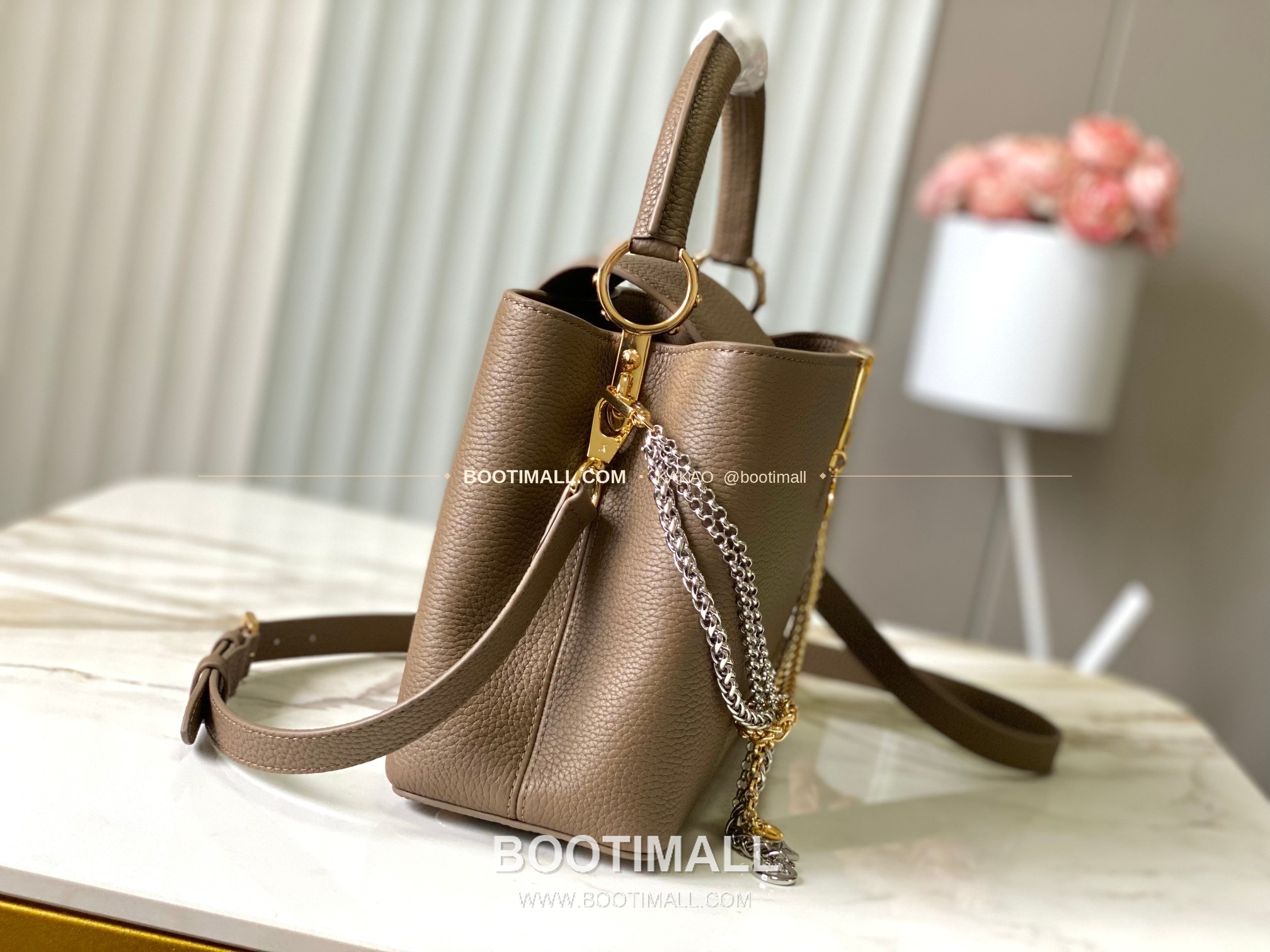 루이비통 카퓌신 미디움 타우릴론 레더 체인 디테일 카키 토트백 Louis Vuitton Capucines Medium Taurillon Leather Chain Detail Khaki Top Handle Bag M27312 31cm 2