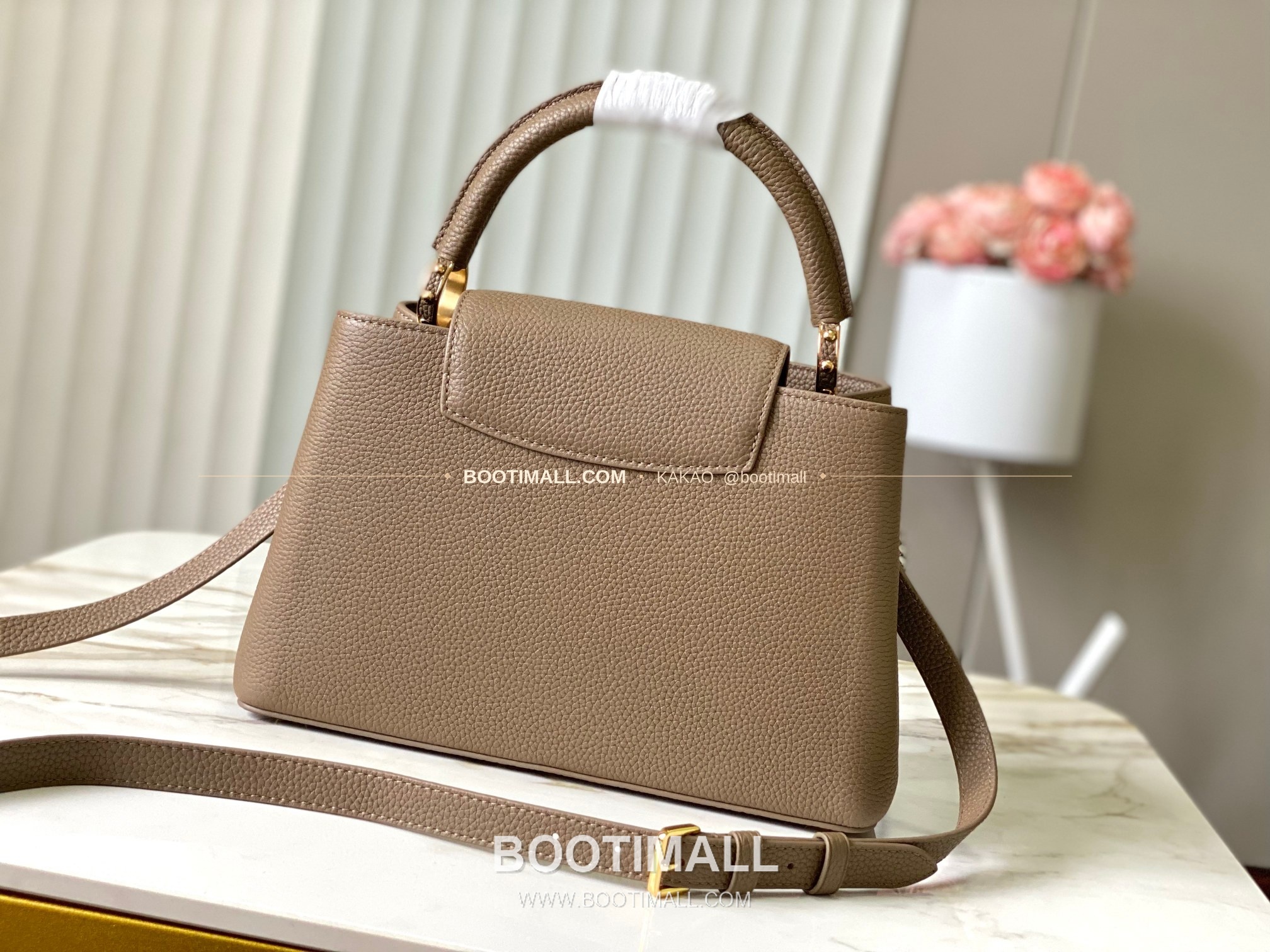 루이비통 카퓌신 미디움 타우릴론 레더 체인 디테일 카키 토트백 Louis Vuitton Capucines Medium Taurillon Leather Chain Detail Khaki Top Handle Bag M27312 31cm 3