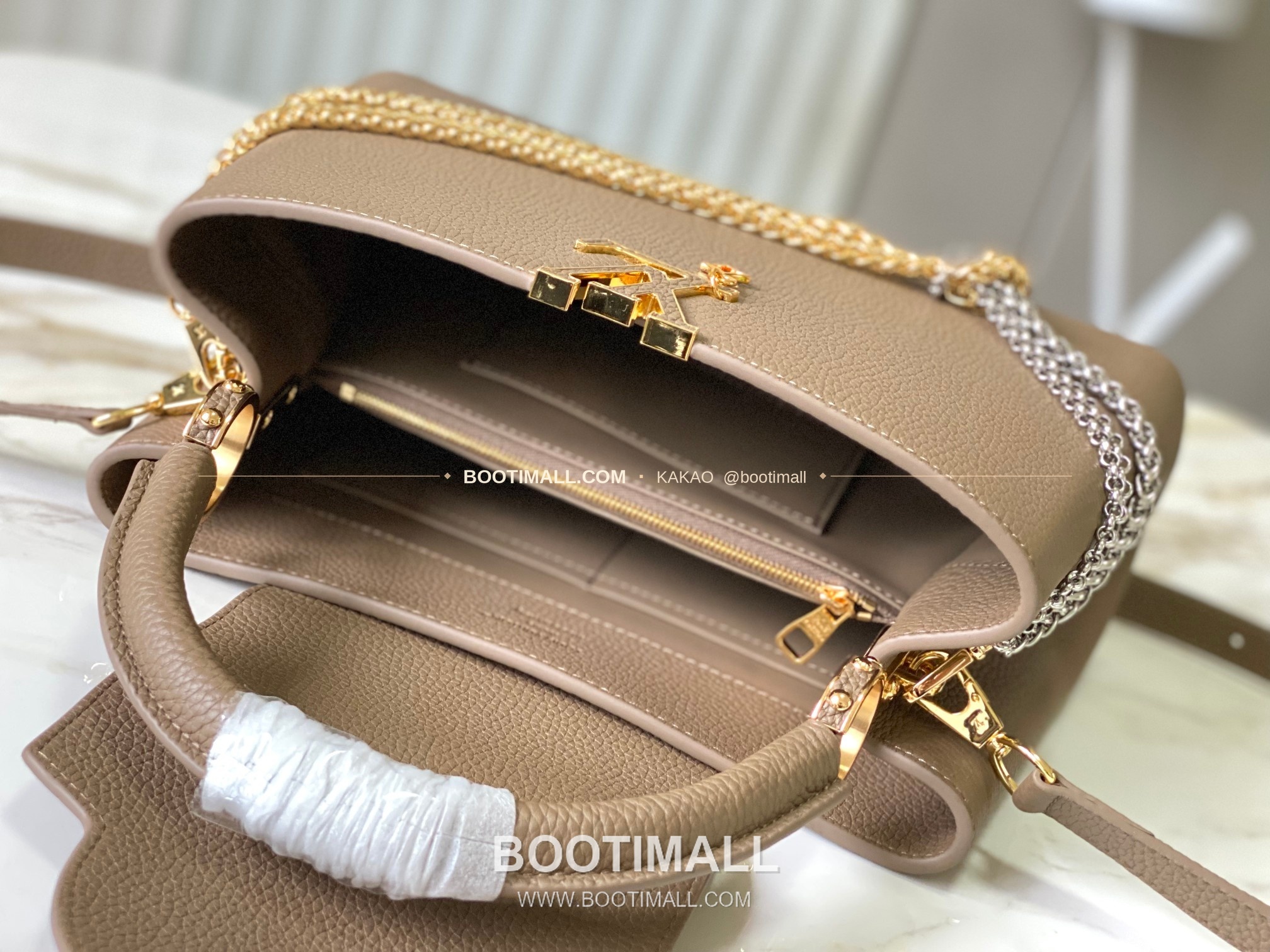 루이비통 카퓌신 미디움 타우릴론 레더 체인 디테일 카키 토트백 Louis Vuitton Capucines Medium Taurillon Leather Chain Detail Khaki Top Handle Bag M27312 31cm 5