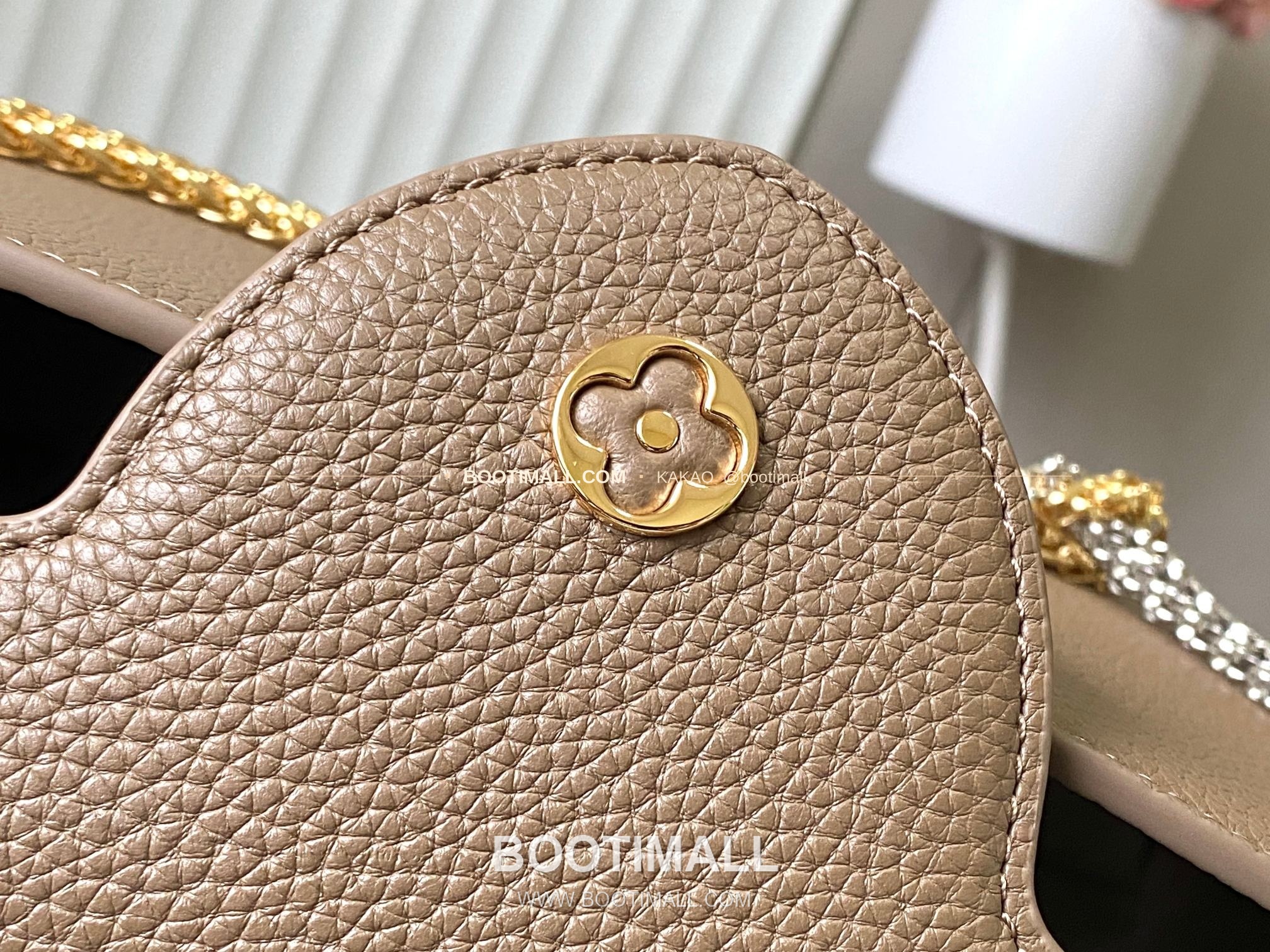 루이비통 카퓌신 미디움 타우릴론 레더 체인 디테일 카키 토트백 Louis Vuitton Capucines Medium Taurillon Leather Chain Detail Khaki Top Handle Bag M27312 31cm 7