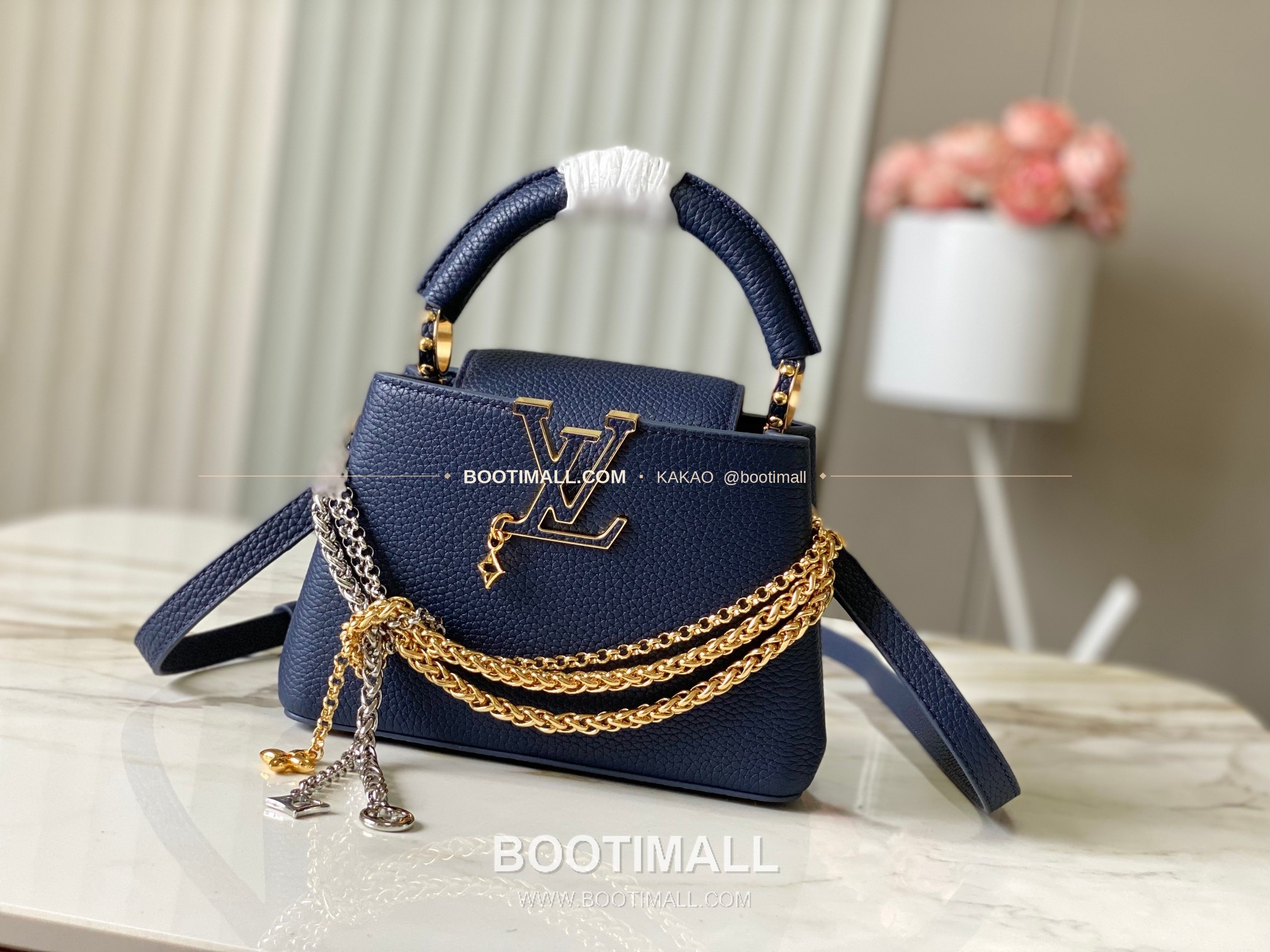 루이비통 카퓌신 미니 타우릴론 레더 체인 디테일 블루 토트백 Louis Vuitton Capucines Mini Taurillon Leather Chain Detail Blue Top Handle Bag M28203 21cm 1