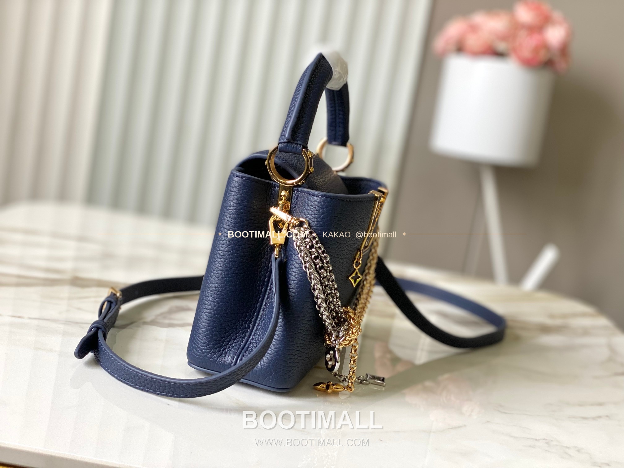 루이비통 카퓌신 미니 타우릴론 레더 체인 디테일 블루 토트백 Louis Vuitton Capucines Mini Taurillon Leather Chain Detail Blue Top Handle Bag M28203 21cm 2