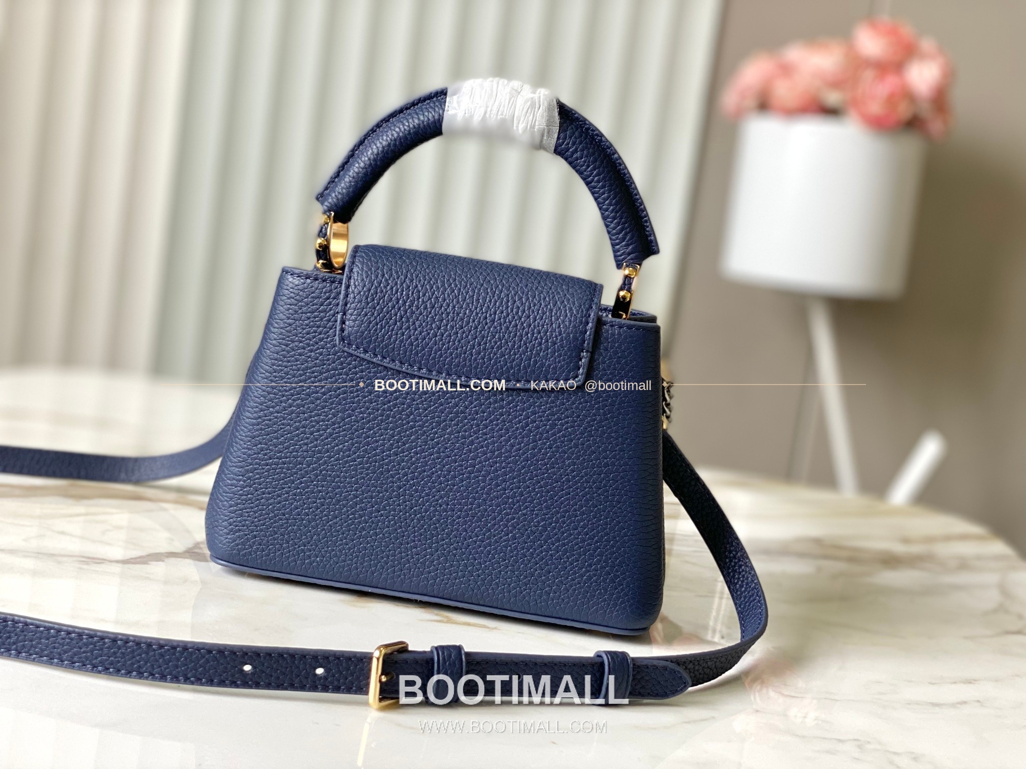 루이비통 카퓌신 미니 타우릴론 레더 체인 디테일 블루 토트백 Louis Vuitton Capucines Mini Taurillon Leather Chain Detail Blue Top Handle Bag M28203 21cm 3
