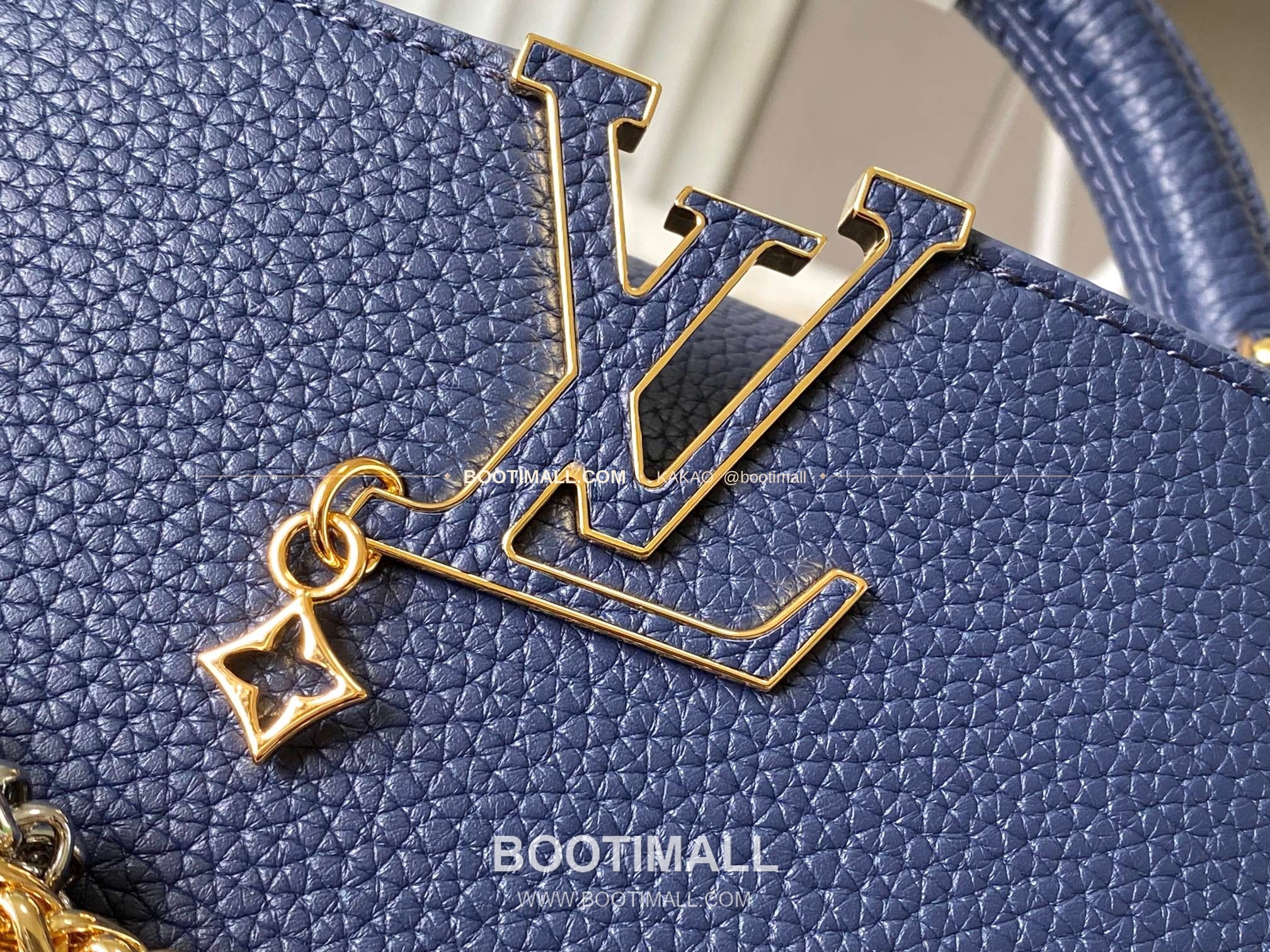루이비통 카퓌신 미니 타우릴론 레더 체인 디테일 블루 토트백 Louis Vuitton Capucines Mini Taurillon Leather Chain Detail Blue Top Handle Bag M28203 21cm 4