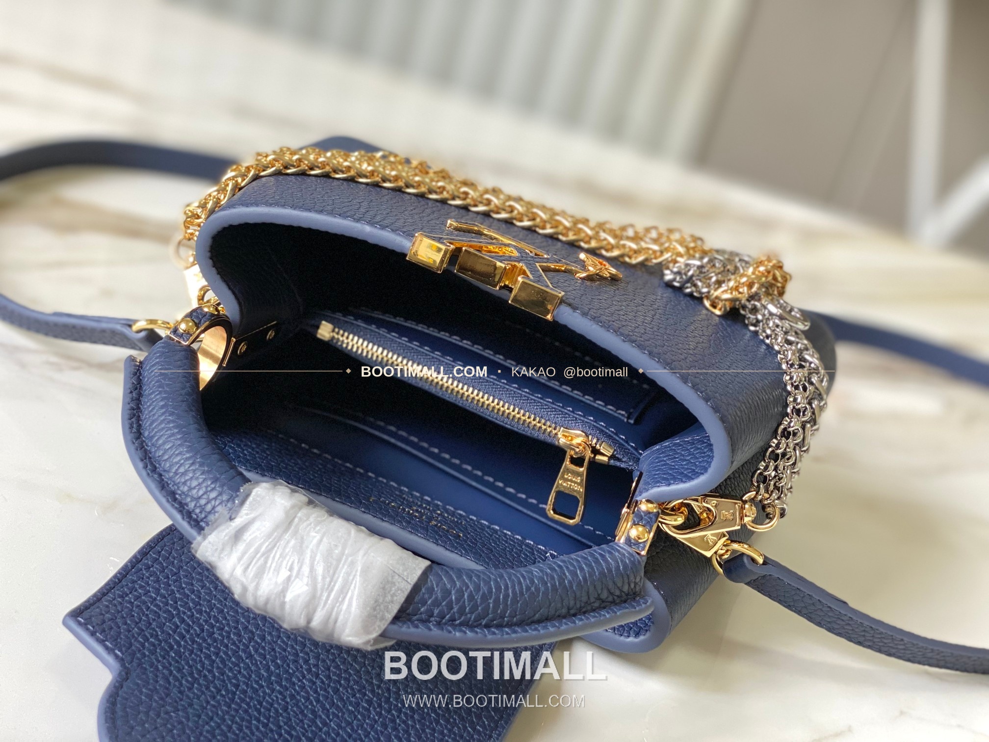루이비통 카퓌신 미니 타우릴론 레더 체인 디테일 블루 토트백 Louis Vuitton Capucines Mini Taurillon Leather Chain Detail Blue Top Handle Bag M28203 21cm 5