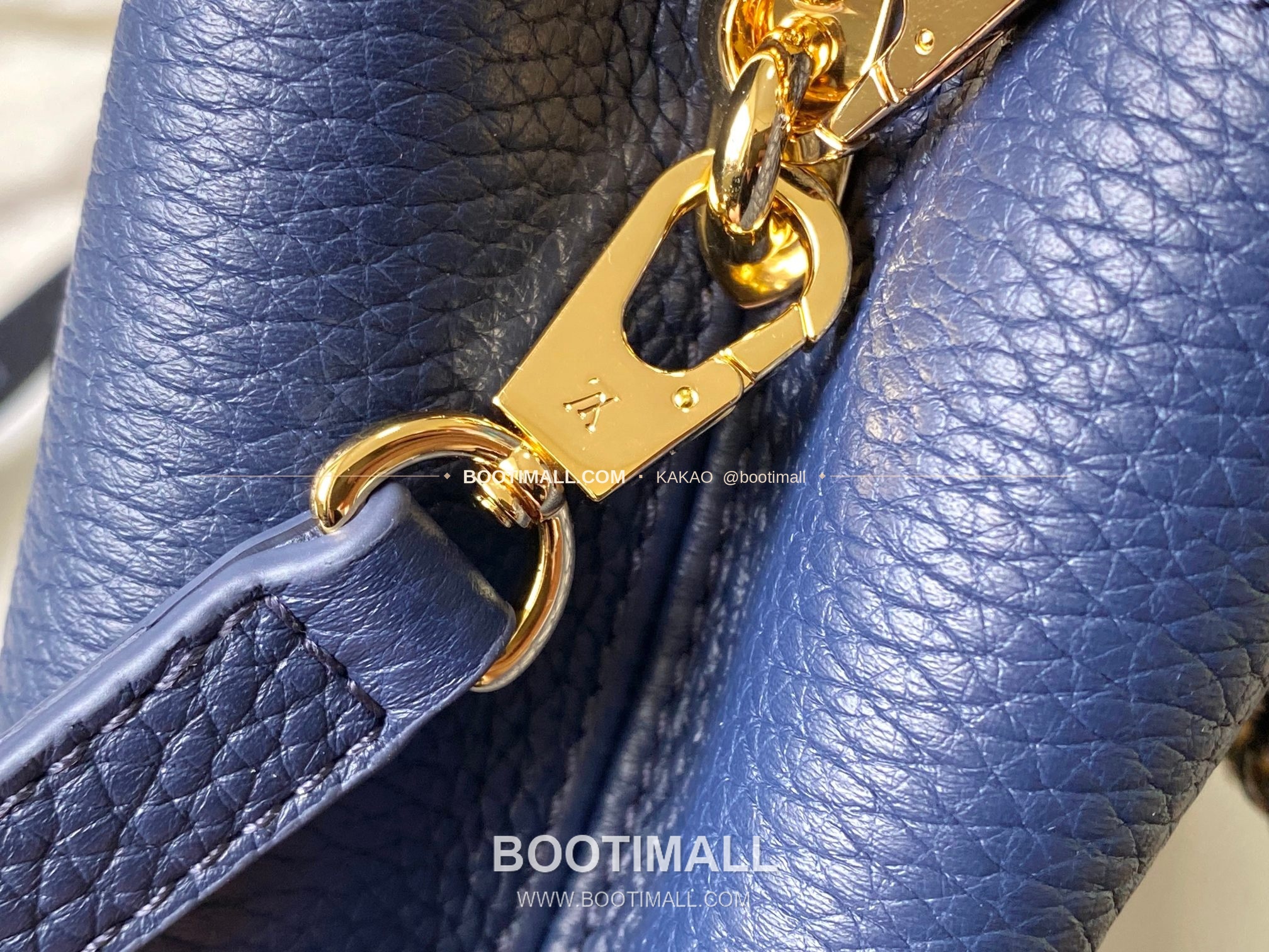 루이비통 카퓌신 미니 타우릴론 레더 체인 디테일 블루 토트백 Louis Vuitton Capucines Mini Taurillon Leather Chain Detail Blue Top Handle Bag M28203 21cm 7