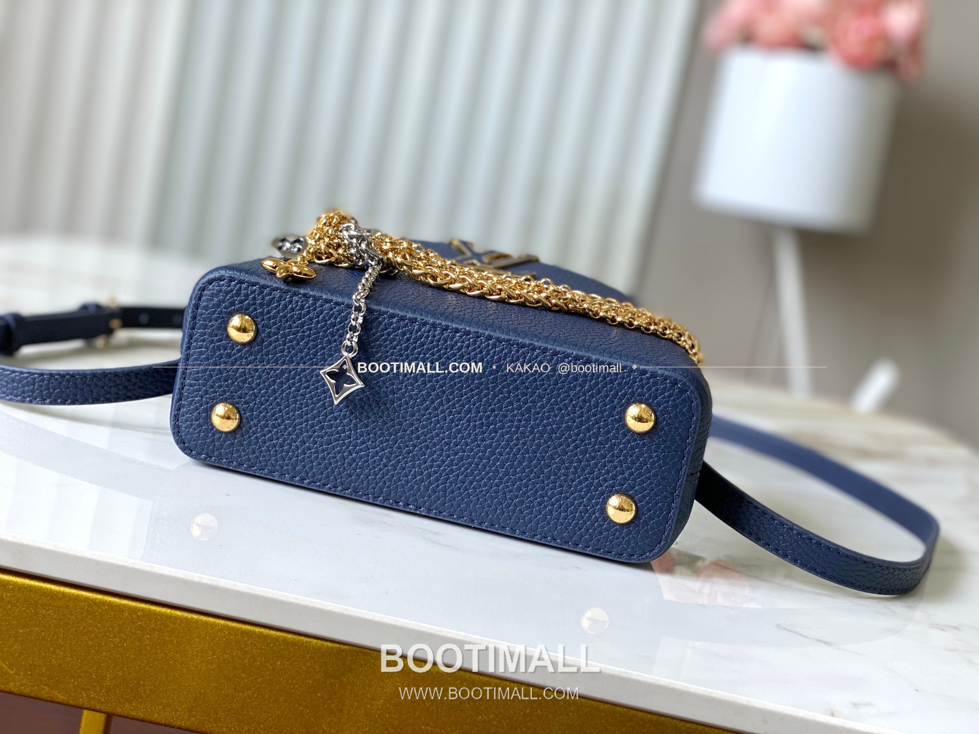 루이비통 카퓌신 미니 타우릴론 레더 체인 디테일 블루 토트백 Louis Vuitton Capucines Mini Taurillon Leather Chain Detail Blue Top Handle Bag M28203 21cm 9