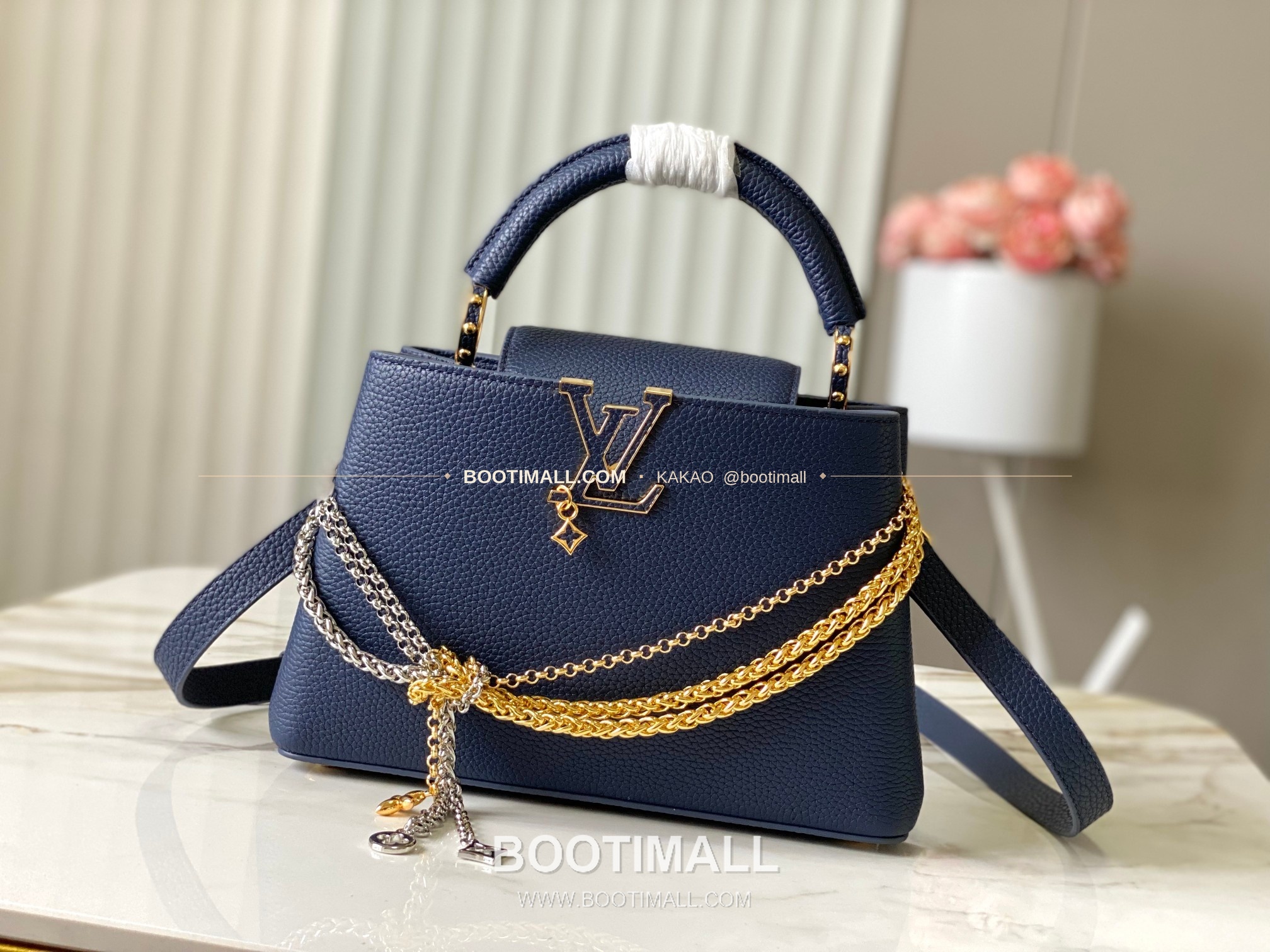 루이비통 카퓌신 스몰 타우릴론 레더 체인 디테일 블루 토트백 Louis Vuitton Capucines Small Taurillon Leather Chain Detail Blue Top Handle Bag M28203 27cm 1