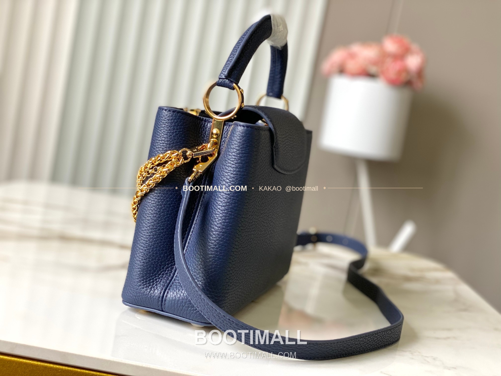 루이비통 카퓌신 스몰 타우릴론 레더 체인 디테일 블루 토트백 Louis Vuitton Capucines Small Taurillon Leather Chain Detail Blue Top Handle Bag M28203 27cm 2