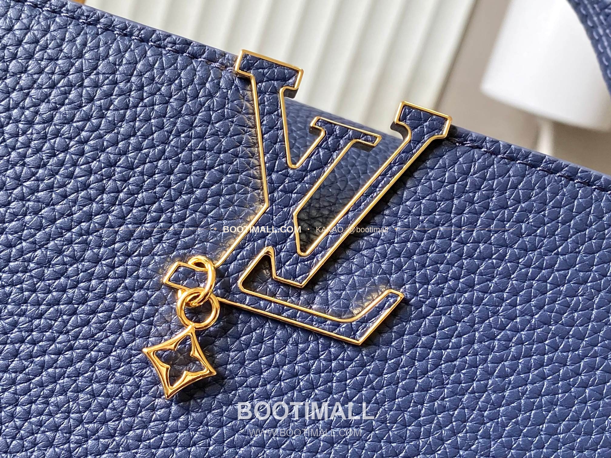 루이비통 카퓌신 스몰 타우릴론 레더 체인 디테일 블루 토트백 Louis Vuitton Capucines Small Taurillon Leather Chain Detail Blue Top Handle Bag M28203 27cm 4