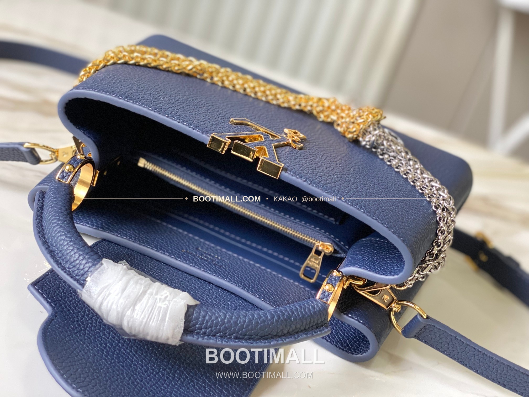 루이비통 카퓌신 스몰 타우릴론 레더 체인 디테일 블루 토트백 Louis Vuitton Capucines Small Taurillon Leather Chain Detail Blue Top Handle Bag M28203 27cm 5
