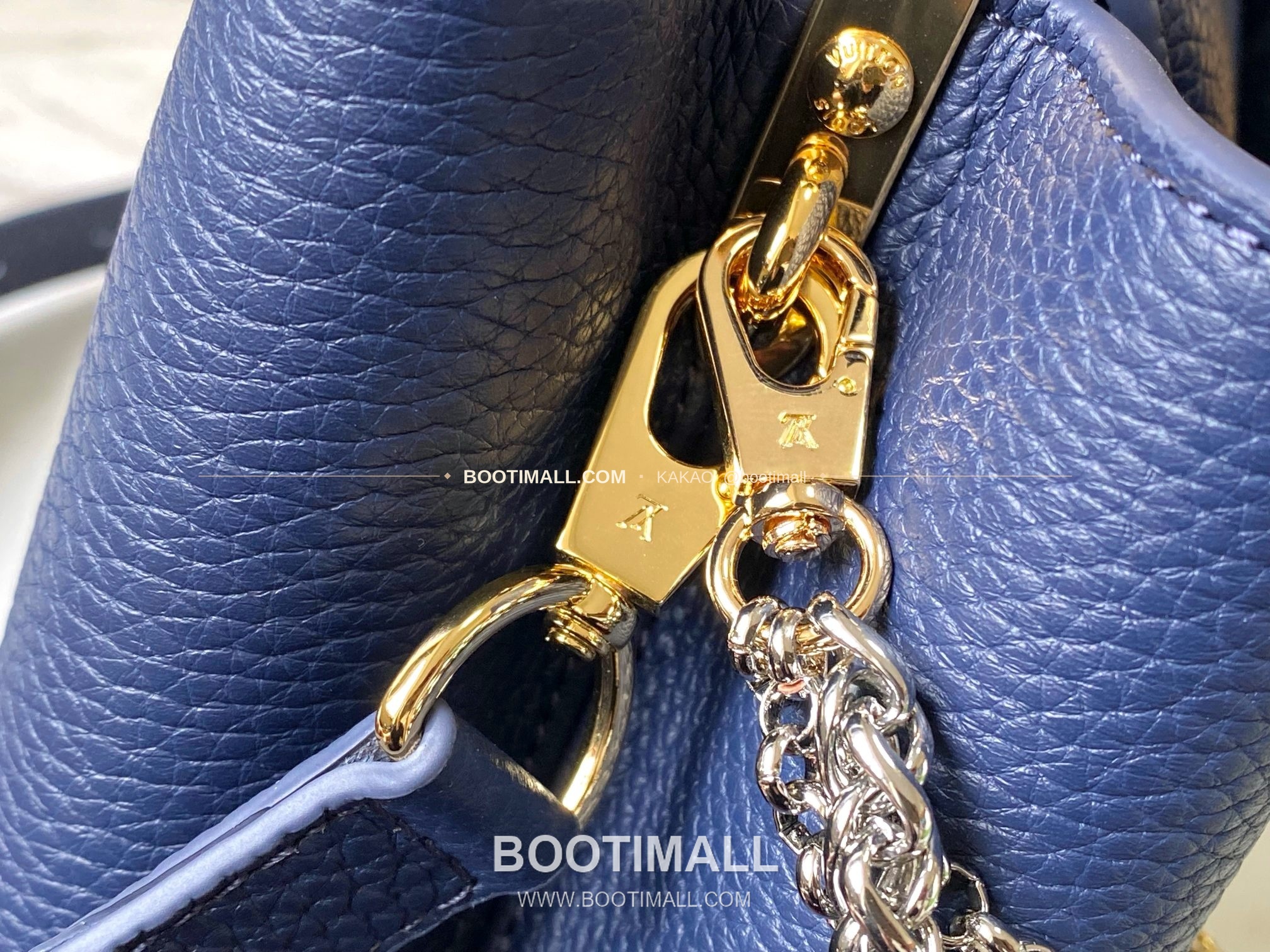 루이비통 카퓌신 스몰 타우릴론 레더 체인 디테일 블루 토트백 Louis Vuitton Capucines Small Taurillon Leather Chain Detail Blue Top Handle Bag M28203 27cm 6