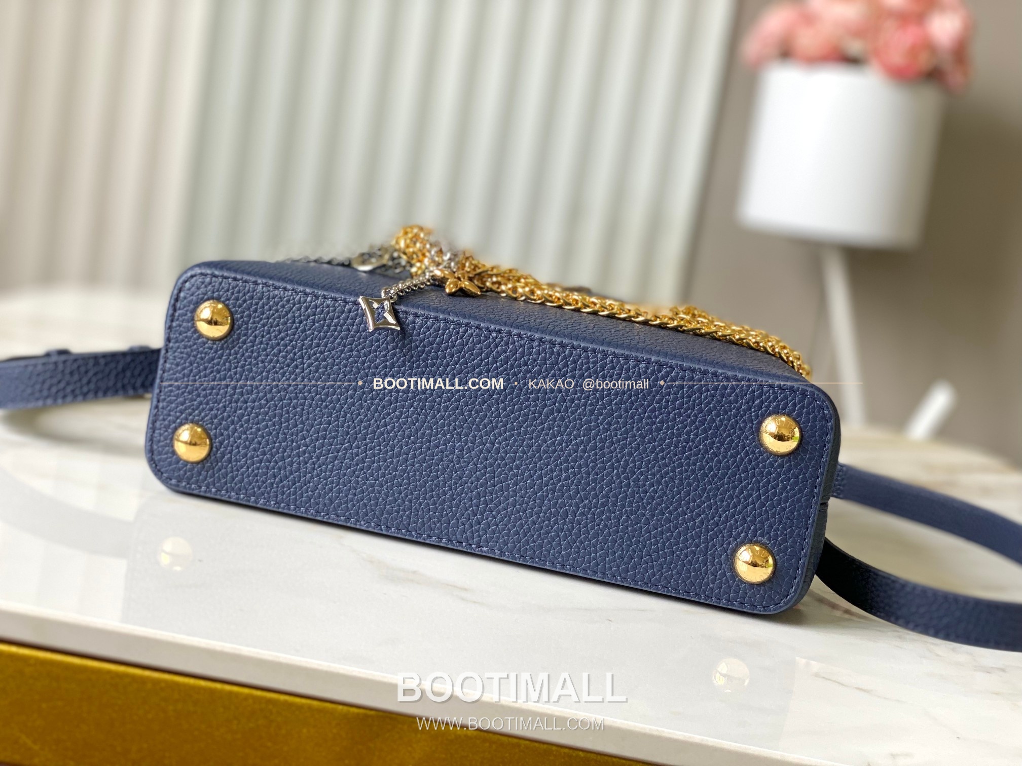 루이비통 카퓌신 스몰 타우릴론 레더 체인 디테일 블루 토트백 Louis Vuitton Capucines Small Taurillon Leather Chain Detail Blue Top Handle Bag M28203 27cm 9